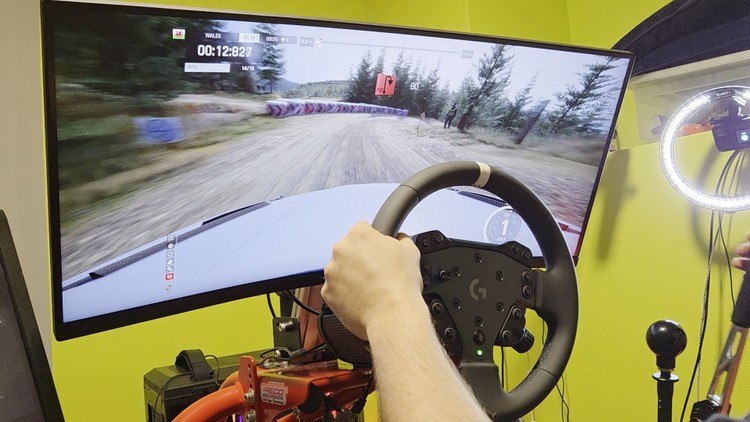 Logitech RS50 na ramie Ireco Motorsport