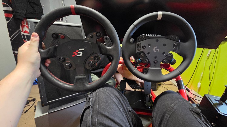 Porównanie rozmiaru kierownicy Logitech RS50 oraz Simagic