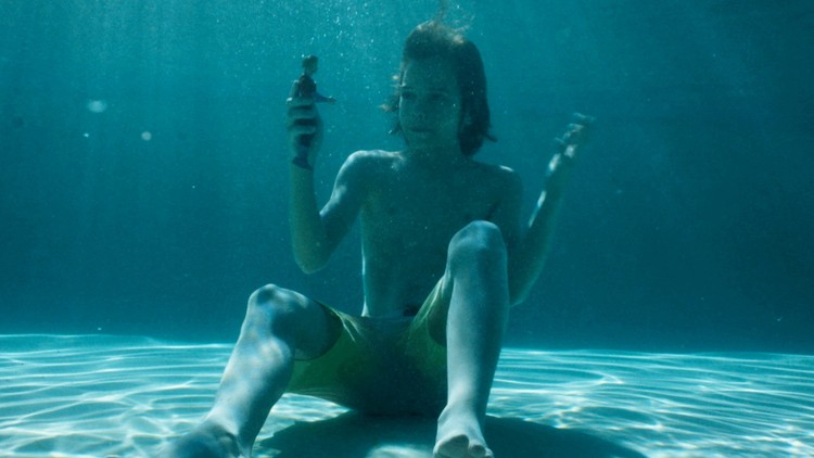 Demon z odpływu głębin, Przeklęta woda – recenzja filmu. Coś za mną pływa