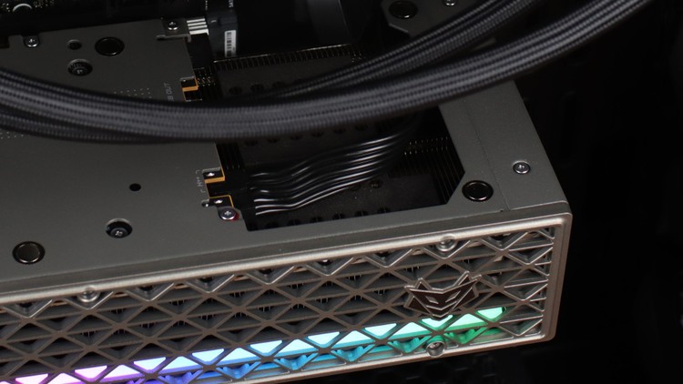 12VHPWR – czy jest się czego bać przy 9070 XT?, Sapphire RX 9070 XT NITRO+ w zgodzie z modą na ukrywanie przewodów