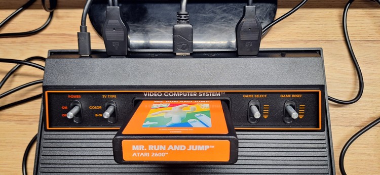 Czym różni się Atari 2600+ od retro poprzednika?, Atari 2600+ to prawdziwy powrót do przeszłości. Recenzja nowej wersji klasycznej konsoli z lat 70.