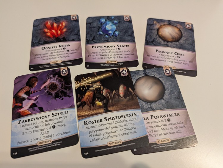 Widzicie te napisy drobnym druczkiem na dole kart? Ja też nie. 