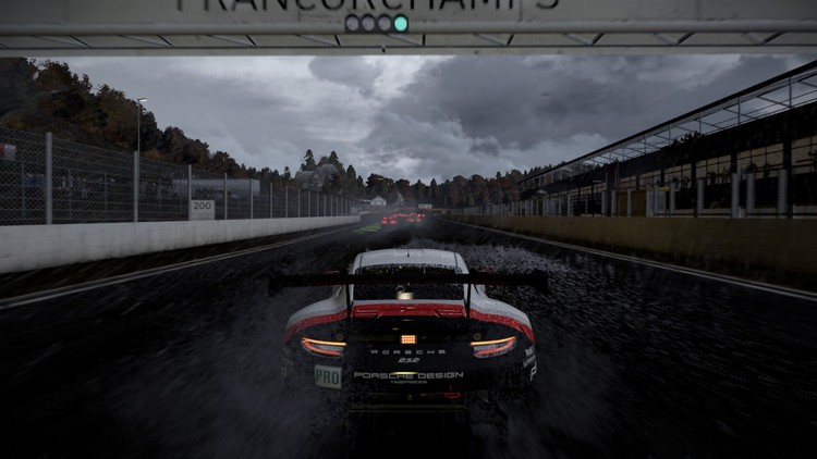 Tor Spa w pełnym deszczu w średnio działającym na PlayStation 5 Project Cars 2