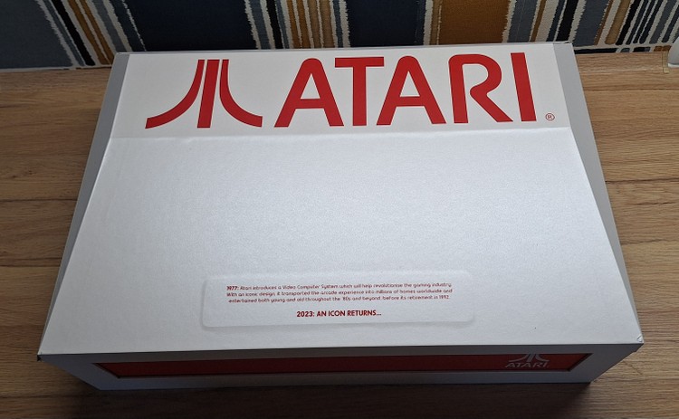 Atari 2600+ - co znajduje się w pudełku?, Atari 2600+ to prawdziwy powrót do przeszłości. Recenzja nowej wersji klasycznej konsoli z lat 70.