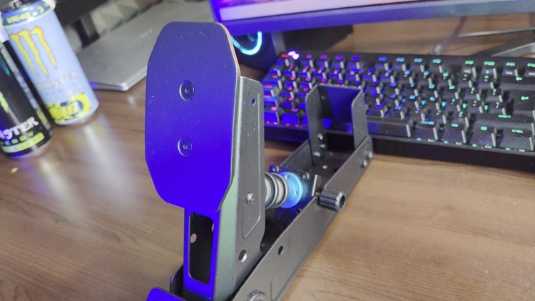 Logitech RS50 – pedał hamulca z Load Cell