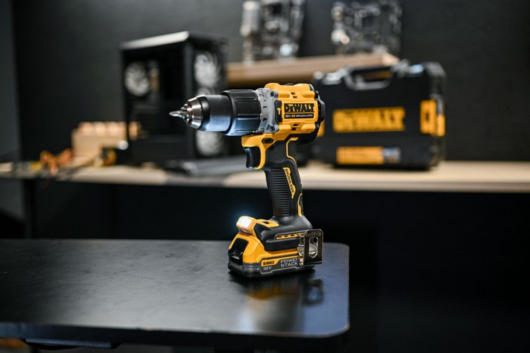 Narzędzia do montażu biurek i mebli gamingowych, Najlepsze narzędzia dla gracza – od składania biurka gamingowego po modernizację PC