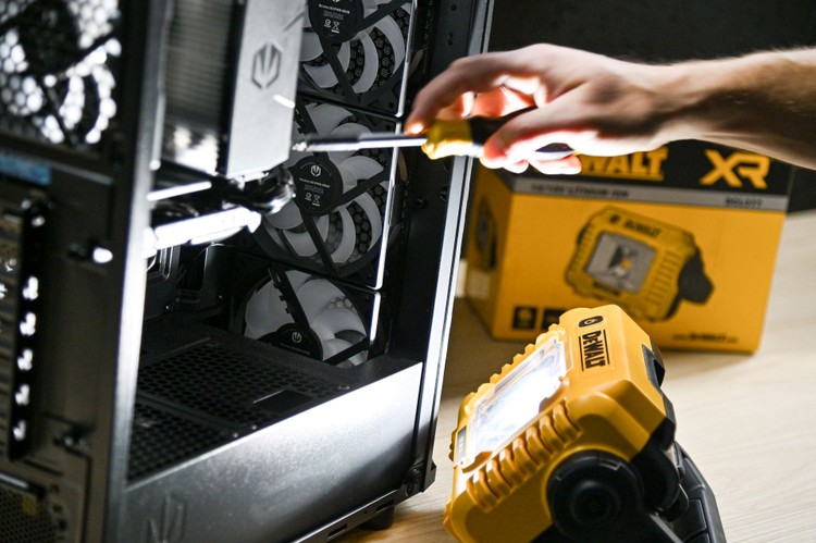 Najlepsze narzędzia dla gracza – od składania biurka gamingowego po modernizację PC