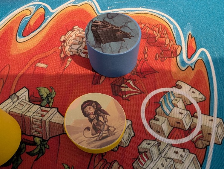 Sfinks wygrzewa się po zrobieniu dziury w ścianie