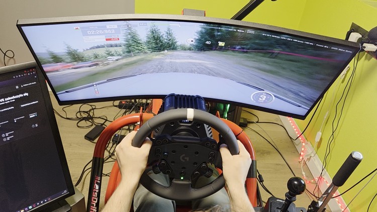 Logitech na ramie Ireco Motorsport u Kacper Rabbit Trip