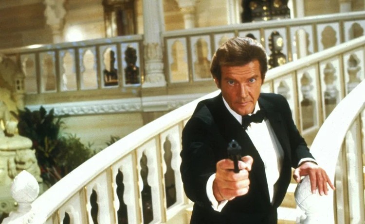 Roger Moore jako James Bond
