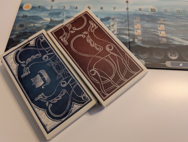 Mamy nawet insert na karty, świetny akcent