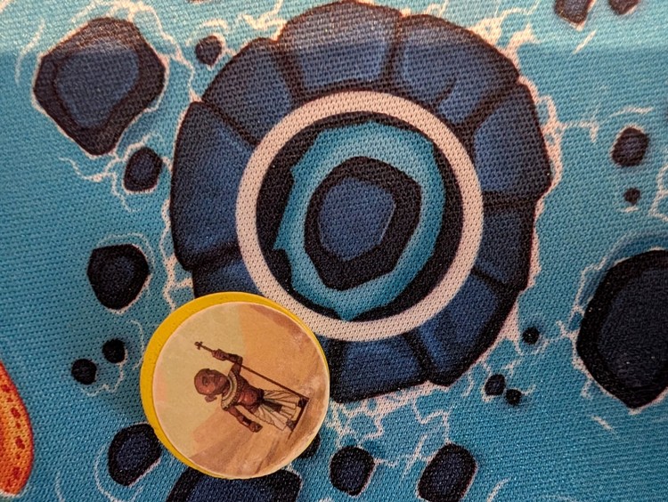 Telefon służy często za VAR oceniając, czy dotykamy danego pola