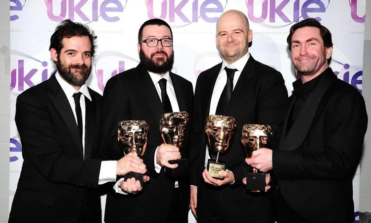 Od lewej Sam Houser, Aaron Garbut, Dan Houser oraz Leslie Benzies z nagrodami BAFTA