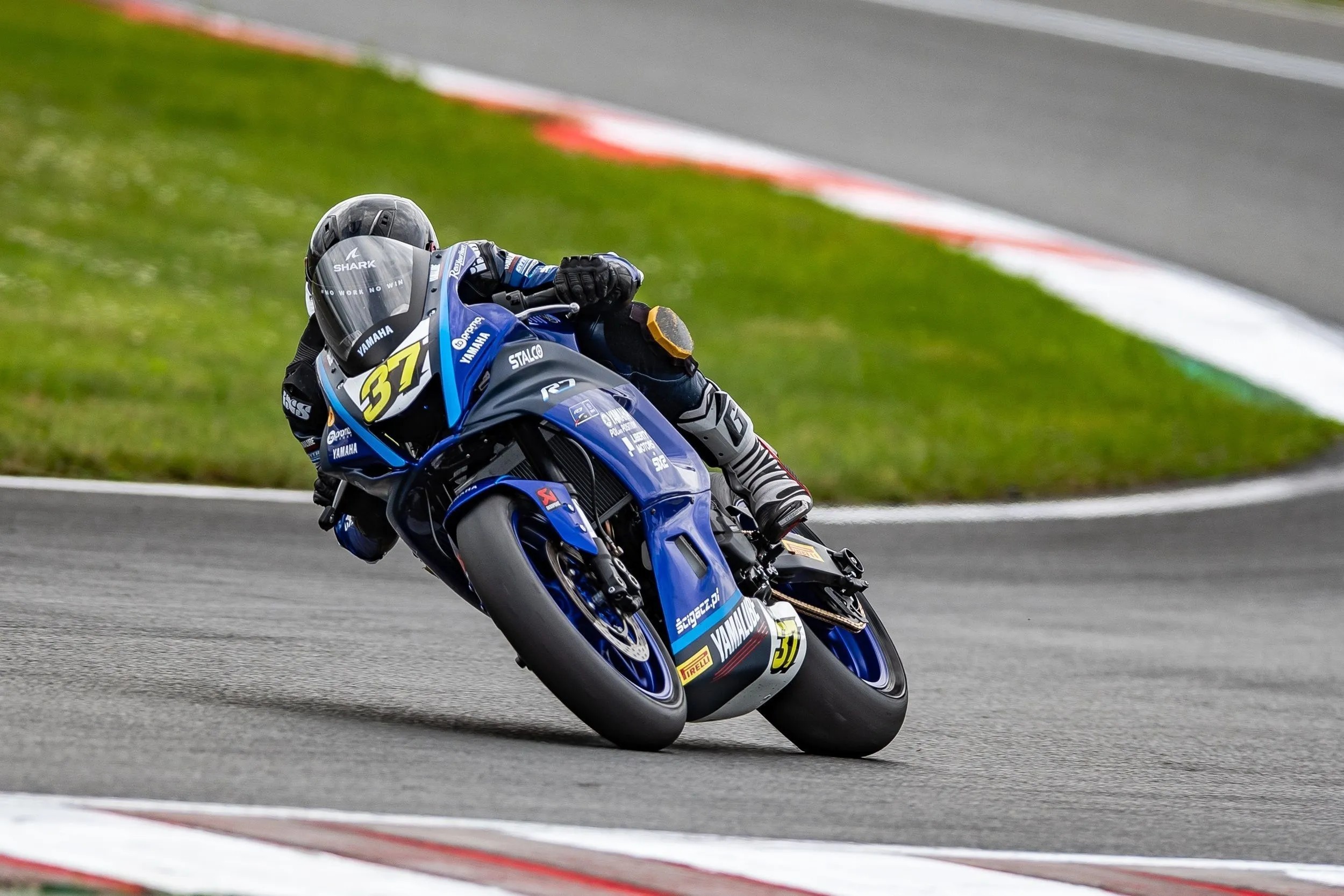 Czy gry wyścigowe mogą pomóc w prawdziwym ściganiu? Zawodowy motocyklista, Jakub Belak konfrontuje oba światy – realny i wirtualny