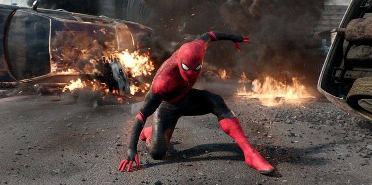 Spider-Man w pełnym kostiumie na planie filmu. Pełne spojrzenie na superbohatera
