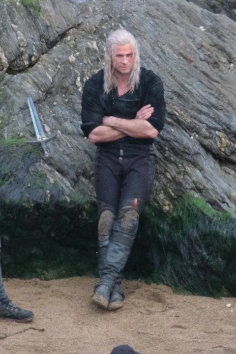 Pierwsze zdjęcia Liama Hemswortha jako Geralta z 4. sezonu Wiedźmina, Liam Hemsworth jako Wiedźmin na pierwszych zdjęciach z 4. sezonu. Tak wygląda nowy Geralt