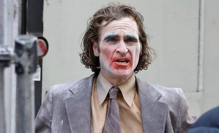 Joker 2 na nowych zdjęciach i nagraniach. Odmieniony klaun biega po mieście