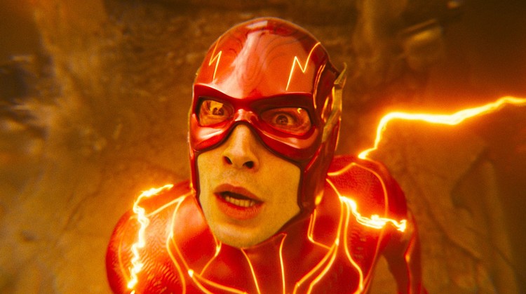 Ezra Miller pozostanie Flashem. Reżyser filmu chce dalej współpracować z aktorem.