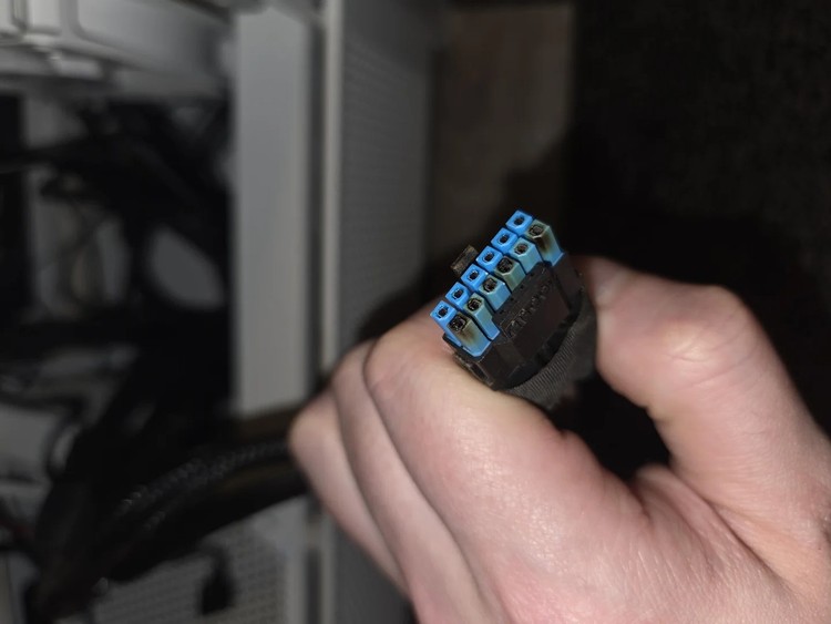 Kolejne spalone złącza mimo niskiego poboru prądu