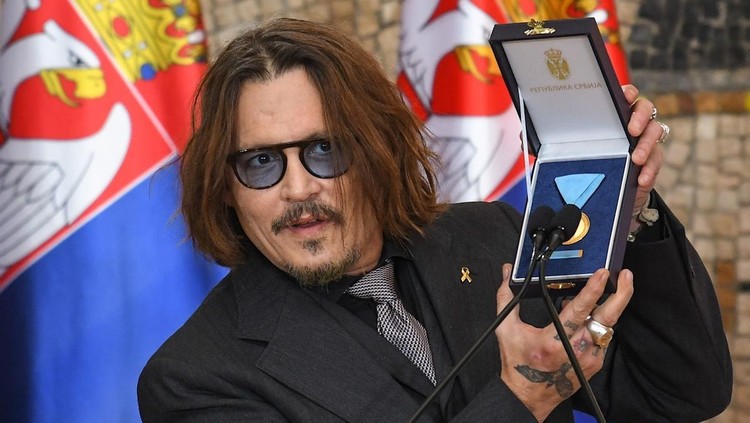 Johnny Depp uhonorowany medalem. Aktor doceniony przez kontrowersyjnego lidera