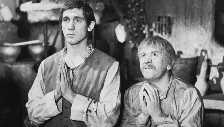 Do jakiego kraju emigruje Jan Pawlak, uciekając przed karą za pocięcie kosą Kargula?