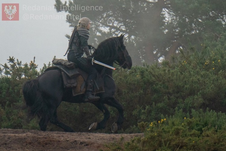 Geralt z nowym koniem? Nowe zdjęcia Cavilla z planu drugiego sezonu Wiedźmina
