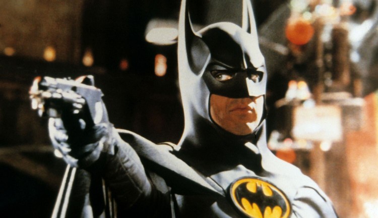 Klasyczny strój Batmana na nowym zdjęciu z The Flash. Twórcy potwierdzają udział Keatona
