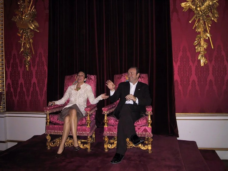 Ghislaine Maxwell, partnerka Jeffreya Epsteina, na tronie w Pałacu Buckingham obok Kevina Spaceya. Zdjęcie zostało zrobione prawdopodobnie w 2002 roku