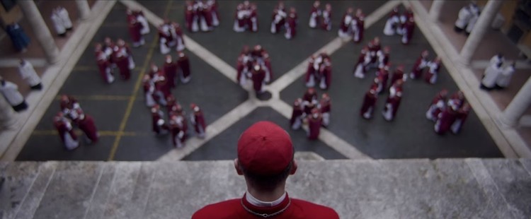 Fiennes, Tucci, Lithgow i Rossellini wybierają nowego papieża. Zwiastun thrillera Conclave