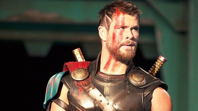 Nowe zdjęcie z czwartej części Thora. Chris Hemsworth świętuje koniec prac