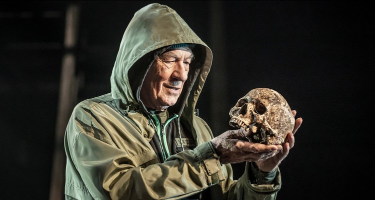 Ian McKellen w psychologicznym thrillerze na podstawie Hamleta. Jest pierwszy zwiastun 