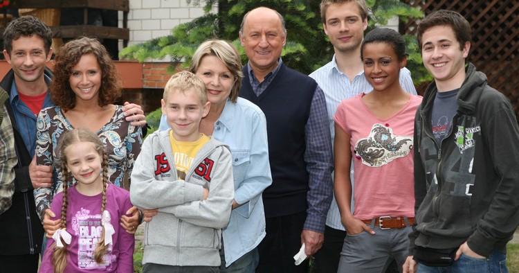 W którym roku rozpoczęła się emisja serialu Rodzina Zastępcza?