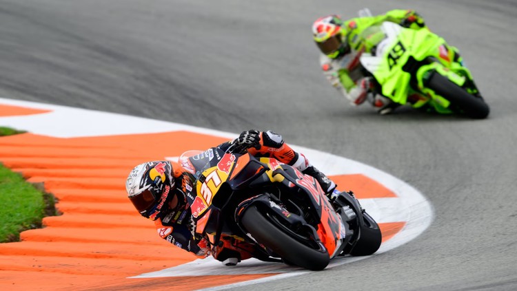 Pedro Acosta przed zawodnikiem zespołu VR46