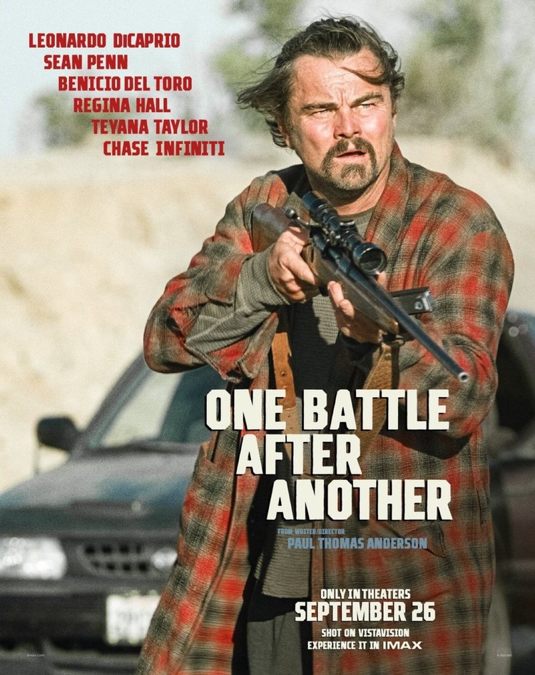 One Battle After Another na pierwszych plakatach. Czy film odniesie sukces?, Leonardo DiCaprio strzela na plakacie One Battle After Another. Tymczasem Warner Bros. wciąż nie wie, w jakim kształcie wypuścić film