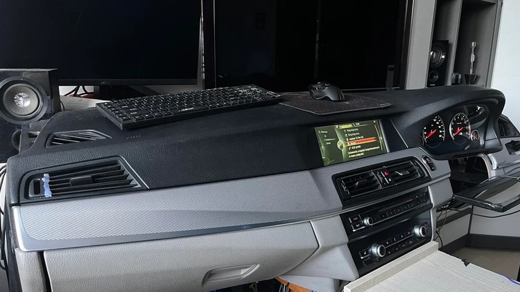 17-latek konstruuje wierne repliki desek rozdzielczych samochodów