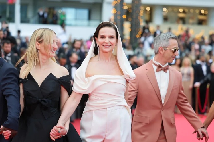 Juliette Binoche i pozostali członkowie jury
