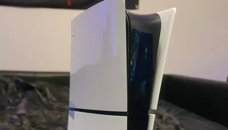 PlayStation 5 Slim na nowych zdjęciach. Konsola porównana z PS5