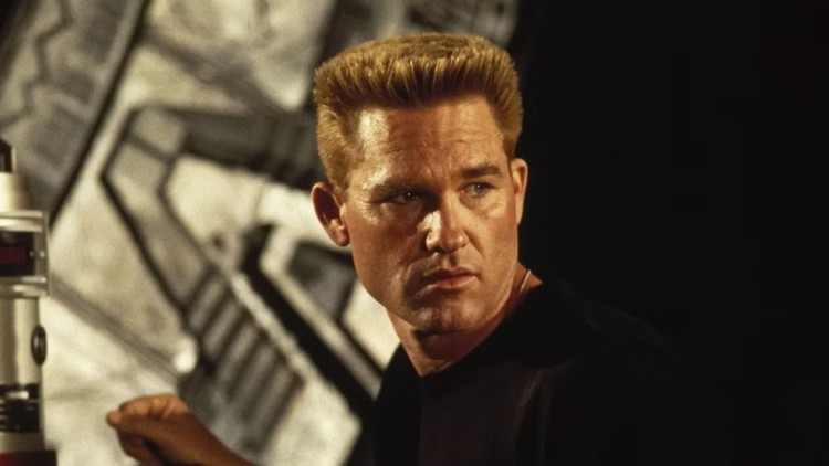 Jak nazywa się wojskowy, który dowodzi ekspedycją przez Gwiezdne wrota?