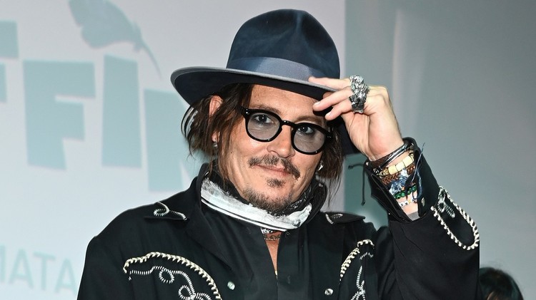 Johnny Depp na nowym zdjęciu jako król Ludwik XV. Film trafi do polskich kin
