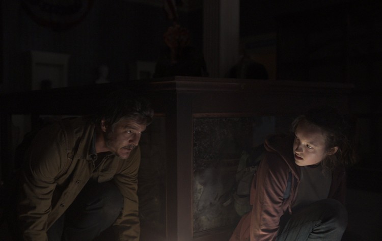 The Last of Us z nowym oficjalnym zdjęciem z serialu. Joel i Ellie ukrywają się przed zagrożeniem