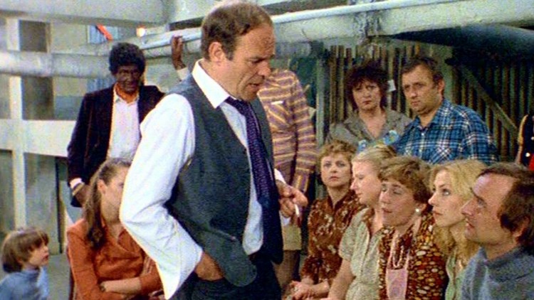 W jaki sposób gospodarz domu poznawał tajemnice mieszkańców bloku?