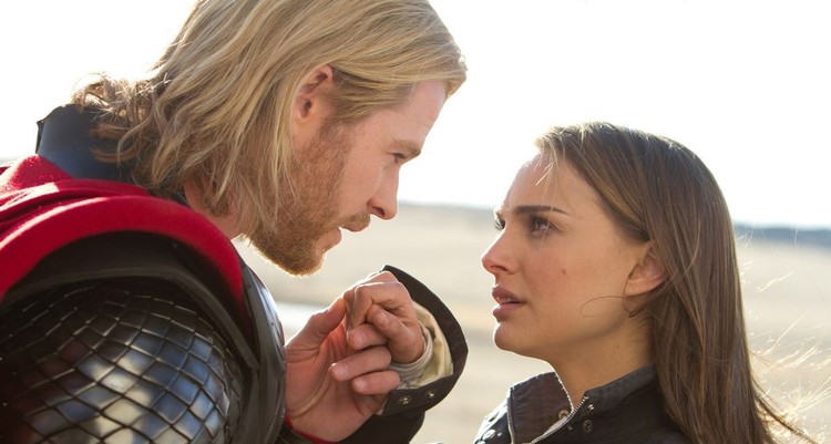 Thor ze swoją ukochaną na randce. Nowe zdjęcia z Thor: miłość i grom