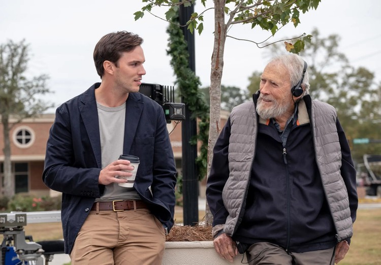 NIcholas Hoult i Clint Eastwood