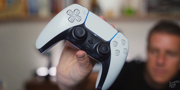 Dlaczego przyciski kontrolera DualSense na PS5 nie są kolorowe? Sony wyjaśnia!