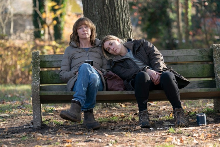 Julianne Nicholson i Kate Winslet