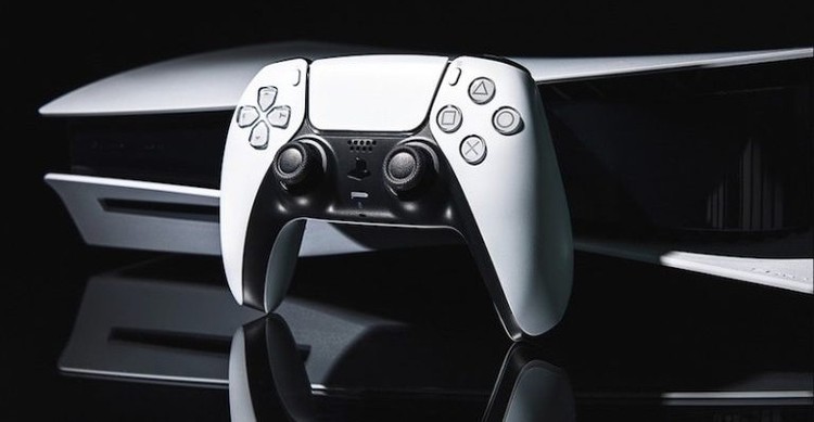 PlayStation 5 Slim w całej swojej okazałości na pierwszym filmie. Nowa konsola Sony w rękach gracza