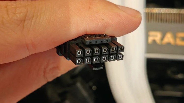 Pierwszy RX 9070 XT ze stopionym kablem