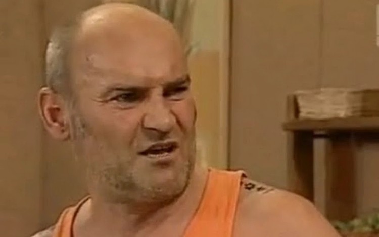 Jak nazywa się ten sąsiad Karola Krawczyka z serialu Miodowe lata?