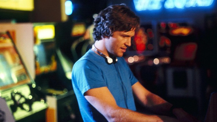 Jak ma na imię główny bohater, który zostaje wciągnięty do komputerowego świata?