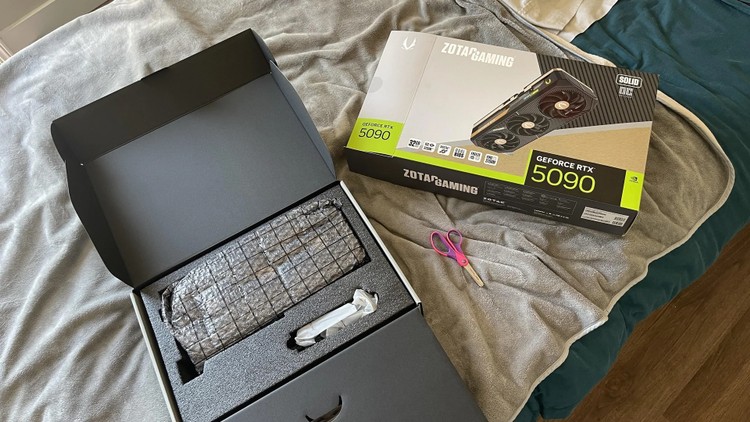 Zafoliowane pudełko ZOTAC RTX 5090, a w nim zamiast karty plecaki...